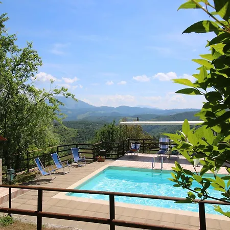 In With Swimming Pool, Terrace, Garden Vakantiehuis Apecchio